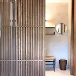 The Iconic לינה וארוחת בוקר